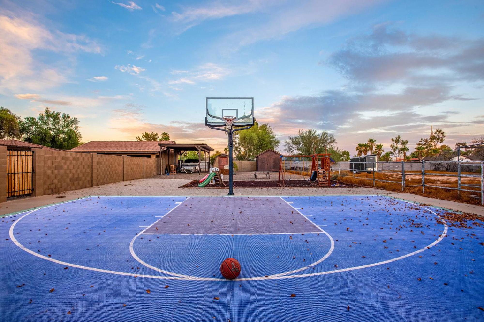 Pet-Friendly Glendale Home With Pool And Putting Green Phoenix Exterior photo