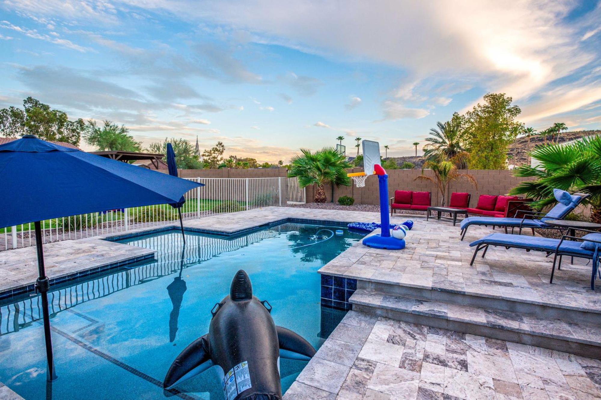 Pet-Friendly Glendale Home With Pool And Putting Green Phoenix Exterior photo